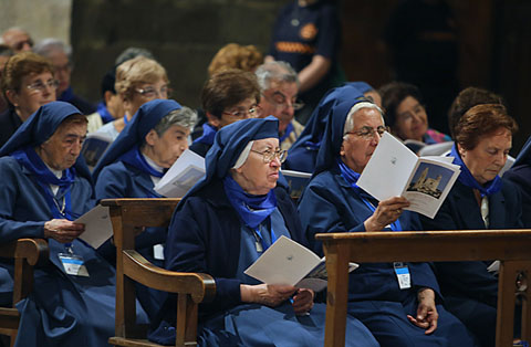 Vigília solemne de la beatificació de les monges Fidela, Josefa i Facunda, tres germanes màrtirs de l'Institut de Religioses de Sant Josep de Girona a la basílica de Sant Feliu que serien beatificades a la Catedral de la ciutat. 2015