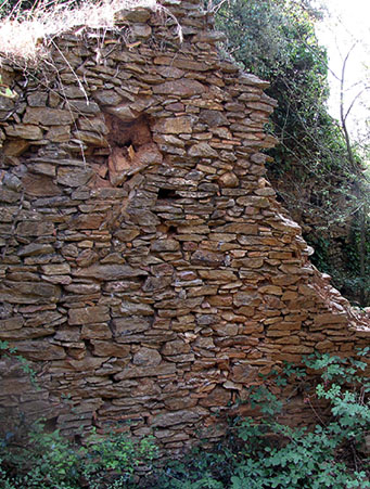 Detall de la construcció dels murs amb pedra de la zona