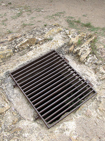 Una de les dues cisternes localitzades durant els treballs de restauració