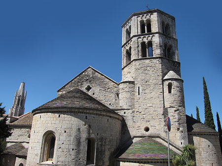 Monestir de Sant Pere de Galligants. Al fons, campanar de Sant Feliu