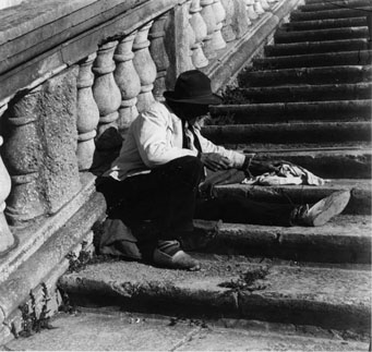 Pepet gitano a les escales de la Catedral. Fotografia de Rafael Masó