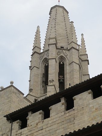 El campanar des de la façana sud de Sant Feliu