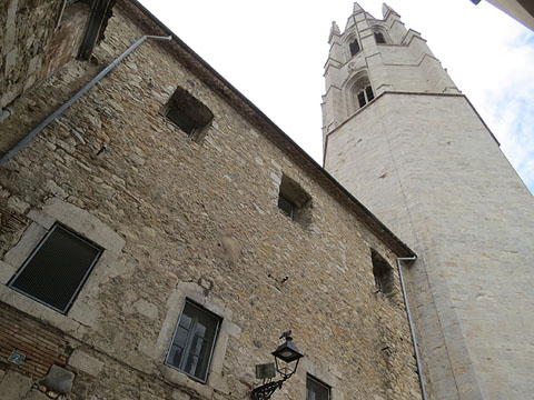 El campanar de la basílica de Sant Feliu des del carrer Francesc Samsó