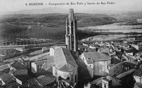 Vista del barri de Sant Pere des del campanar de la Catedral de Girona. Al centre, l'església i el campanar de Sant Feliu. 1902-1916