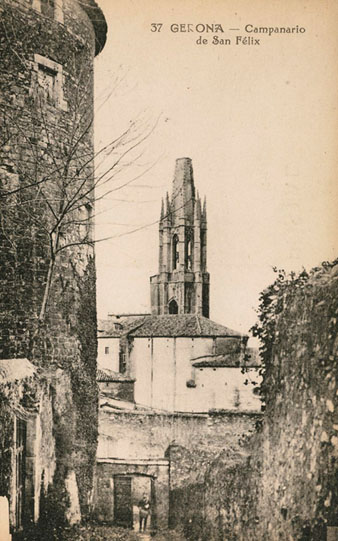 Vista del campanar de l'església de Sant Feliu des de l'actual passeig Arqueològic abans de les obres d'obertura. A l'esquerra, la torre Cornèlia. 1900-1930