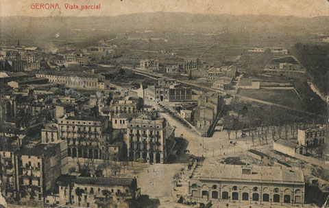 Vista parcial del barri del Mercadal des d'un punt elevat. A l'esquerra la Gròber i el Baluard del Governador, al centre l'escola Bruguera i la Gran Via de Jaume I, a la dreta, l'avinguda de Ramon Folch, i en primer terme la plaça de Sant Agustí. 1914-1916