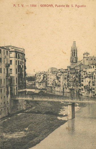 Vista del riu Onyar al seu pas pel centre de la ciutat amb el pont de Sant Agustí i les cases de l'Onyar com a element central. Darrera seu sobresurten el campanar de l'església de Sant Feliu i la torre de l'Institut Vell. 1905-1911