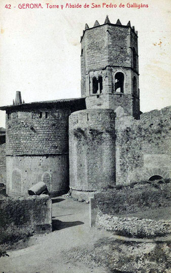 Vista de la capçalera de lesglésia de Sant Pere de Galligants i del portal de Sant Pere des de lantic camí de Monjuïc. 1906-1911