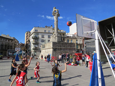 Bàsquet a la plaça Calvet i Rubalcaba