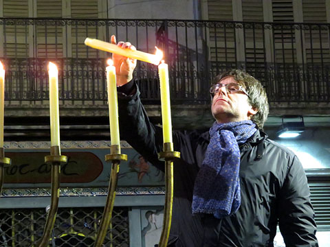 L'alcalde de Girona, Carles Puigdemont, encenent l'última espelma