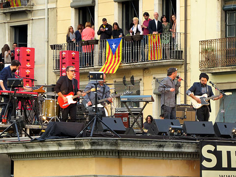 L'escenari al terrat de l'edifici de l'Oficina de Turisme de la Rambla de la Llibertat, durant el concert