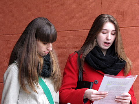Maria Coll i Helena Pujol, de l'Institut Santiago Sobrequés, llegint el text d'Espriu