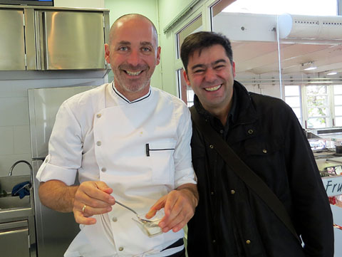 Nir Zook amb Xavier Arrey, xef dels restaurants El Pati Verd i Índigo, de Girona