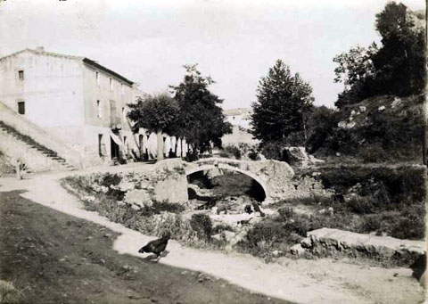 El pont de la Font del Bisbe sobre el riu Galligants, al barri de Sant Daniel, ca. 1900