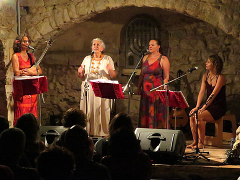 Un moment del concert al Pati dels Rabins amb Rosa Zaragoza, Rusó Sala, Gabriela Ahumada i Tamara Prezek