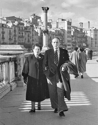 Retrat d'una parella a la rambla Jacint Verdaguer. S'observen les columnes que encara conserven els llums. 14 febrer 1954