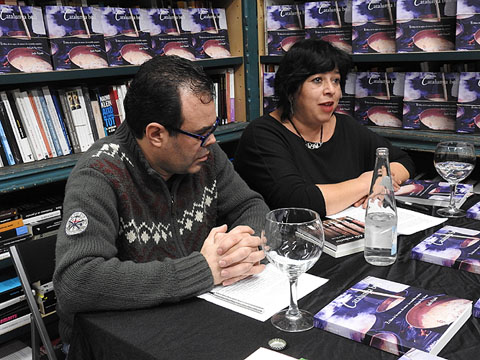 Judit Pujadó i el llibreter Xavier Delòs durant la presentació