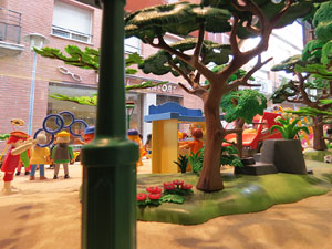 Aparadors decorats amb diorames i figures de Playmobil