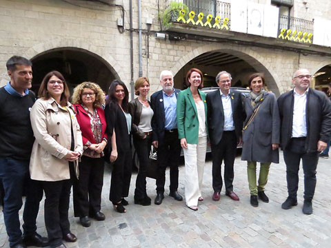 Foto de grup amb el President Torra a la plaça del Vi