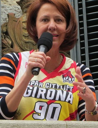 L'alcaldessa Marta Madrenas, amb la samarreta de l'equip, al balcó de l'Ajuntament