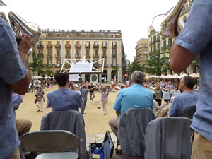 Ballada de tardor. Audició de sardanes a la plaça de la Independència de Girona