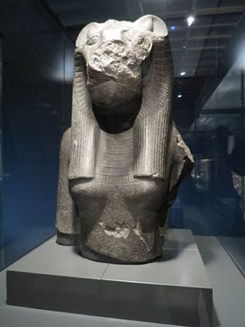 Fragment d'una estàtua de la deessa Sekhmet. Granit negre. Dinastia XVIII, regnat d'Amenhotep III, Ca. 1390-1352 aC. Temple de Mut, Karnak