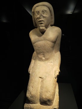 Estàtua d'un presoner. Pedra calcària. Dinastia VI, Ca. 2345-2181 aC. Probablement de Saqqara
