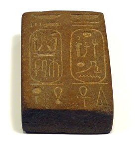 Dipòsit de fundació del faraó Ramesses II. Gres. Dinastia XIX, regnat de Ramesses II, Ca. 1279-1213 aC. Memfis
