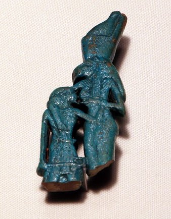 Placa amb una deesa amb cap de lleona alletant un rei. Faiança blava. Tercer Període Intermedi. Ca. 1069-664 aC