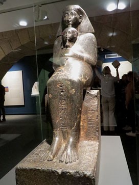 Estàtua del funcionari de la cort Senenmut amb la princesa Neferure. Granodiorita. Dinastia XVIII, regnat de Hatshepsut, Ca. 1472-1458 aC. Karnak, Tebes