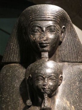 Estàtua del funcionari de la cort Senenmut amb la princesa Neferure. Granodiorita. Dinastia XVIII, regnat de Hatshepsut, Ca. 1472-1458 aC. Karnak, Tebes