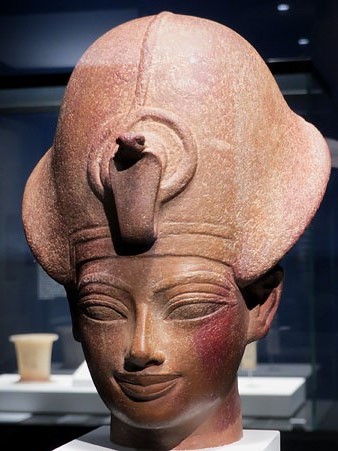 Cap del faraó Amenhotep III. Quarsita vermella. Dinastia XVIII, regnat d'Amenhotep III, Ca. 1390-1352 aC