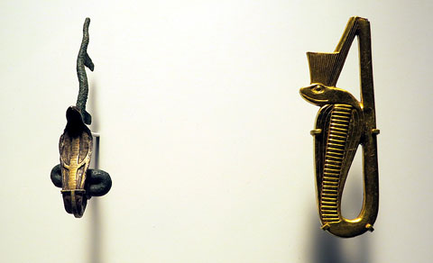 Esquerra: Accessori per a estàtua en forma d'ureu. Plata i bronze. Baixa Època, Ca. 644-332 aC. Dreta: Element decoratiu per a moble en forma d'ureu. Or. Baixa Època, Ca. 664-332 aC