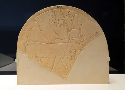 Estela amb Hator com a vaca. Pedra calcària. Dinastia XVIII, Ca. 1550-1295 aC. Temple de Mentuhotep II, Deir el-Bahari, Tebes