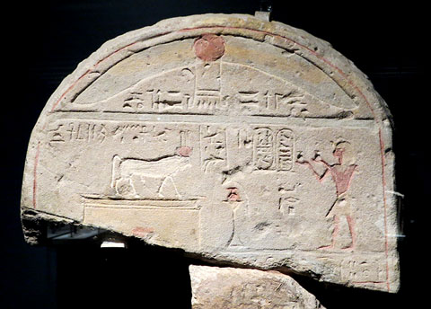 Estela que representa el faraó Alexandre el Gran i el toro Bukhis. Gres. Dinastia Macedònia, regnat d'Alexandre el Gran, Ca. 332-323 aC. Armant