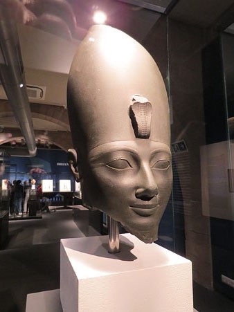 Cap del faraó Tutmosis III. Limolita verda. Dinastia XVIII, regnat de Tutmosis III, Ca. 1479-1425 aC. Karnak, Tebes