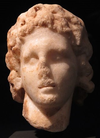 Cap d'Alexandre el Gran. Marbre. Dinastia Macedònia, regnat d'Alexandre el Gran, Ca. 332-323 aC. Temple d'Afrodita, Cirene, Líbia