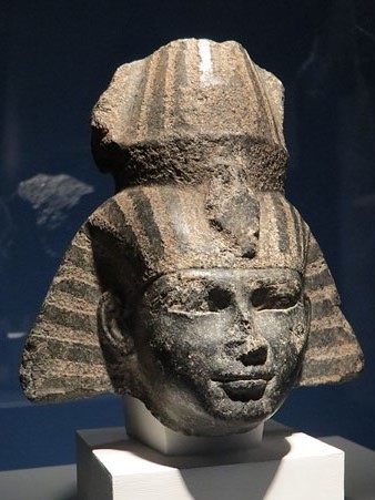 Cap que probablement representa el faraó Shabaka. Granit. Dinastia XXV, probablement regnat de Shabaka, Ca. 716-702 aC. Probablement d'Heliòpolis