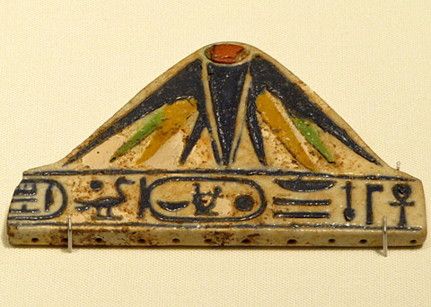 Dena terminal de collaret en forma de flor de lotus. Faiança. Dinastia XVIII, regnat d'Amenhotep III. Ca. 1390-1352 aC