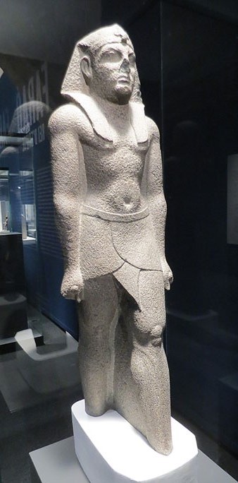 Estàtua inacabada d'un faraó ptolemaic. Basalt. Dinastia Ptolemaica, Ca. 305-30 aC. Possiblement d'Atribis