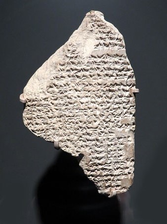 Tauleta amb text d'una missiva a un rei babiloni en escriptura cuneïforme. Argila. Dinastia XVIII, regnat d'Amenhotep III, Ca. 1390-1352 aC. Tell el-Amarna