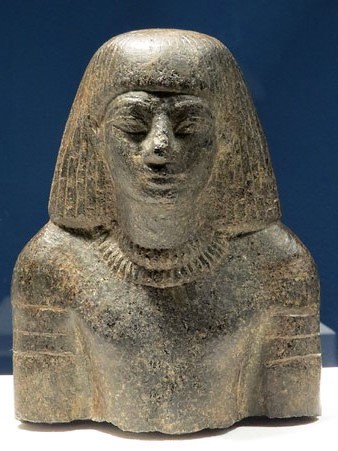 Estàtua d'un personatge d'alt rang. Granit. Dinasia XVIII. Ca. 1550-1295 aC