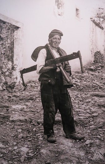 Home amb destral catalana i serra de dues mans. Molló. 1911-1919