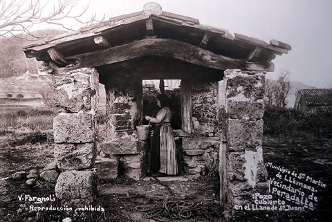 Dona traient aigua d'un pou cobert al Pla de Sant Joan, veïnat de Sant Joan de Peradalta, Sant Martí de Llémena. 1932-1936