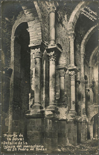 Interior de l'església del monestir de Sant Pere de Rodes en ru&iunl;nes. 1911-1944