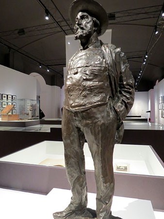 Escultura d'Adolf Mas, bronze, obra d'Ismael Smith