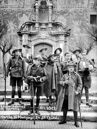 Retrat d'un grup d'Exploradors davant l'església de Sant Celoni durant una excursió al Montseny. 1926