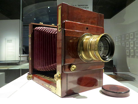 La càmera de Valentí Fargnoli, de fusta de caoba, amb ferramentes de llautó i manxa de cuir, que es pot plegar per tal de facilitar-ne el transport