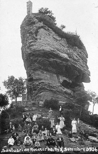 Retrat d'un grup de persones als peus del santuari de Rocacorba. 1916