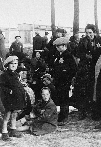 Dones i nens jueus esperant per entrar a la cambra de gas número 4 d'Auschwitz-Birkenau el maig de 1944